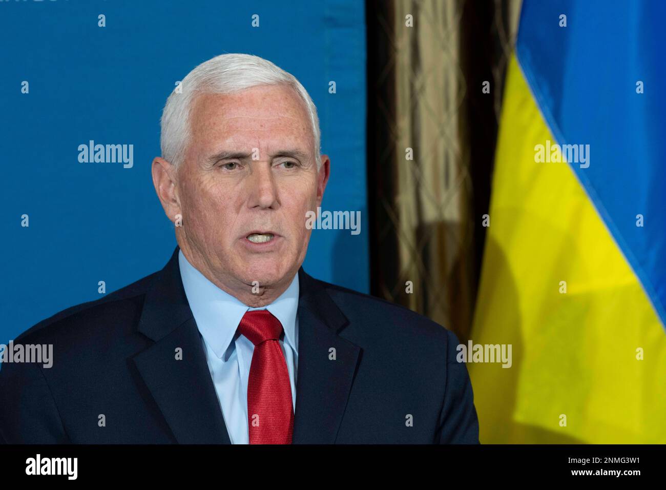 Austin Texas USA, Februar 24 2023: Der ehemalige US-Vizepräsident MIKE PENCE hält eine außenpolitische Rede zum Jahrestag des Krieges zwischen Russland und der Ukraine vor 100 Studenten und Professoren an der University of Texas auf dem Campus von Austin. Pence teilte seine Unterstützung für zusätzliche Hilfe für das vom Krieg zerrüttete Land und kritisierte amerikanische Führer auf beiden Seiten des Ganges. Kredit: Bob Daemmrich/Alamy Live News Stockfoto