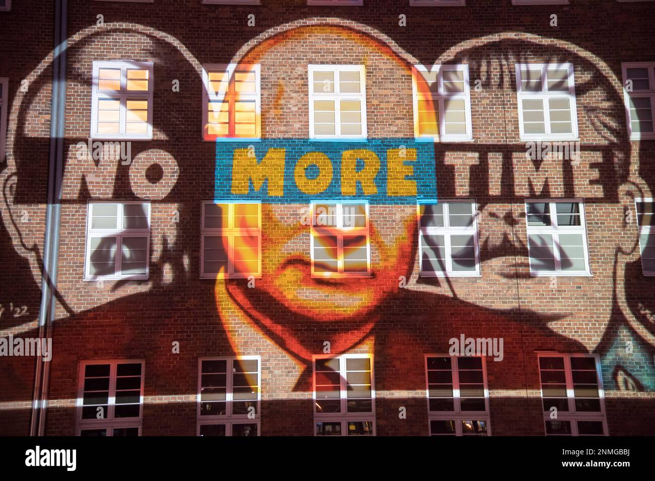 Danzig, Polen. 24. Februar 2023 Adolf Hitler, Wladimir Putin und Joseph Stalin über ein Antikriegsgemälde von Künstlertuse als Kartierung zum ersten Jahrestag der russischen Invasion in der Ukraine © Wojciech Strozyk / Alamy Live News *** Lokale Untertitel *** Stockfoto