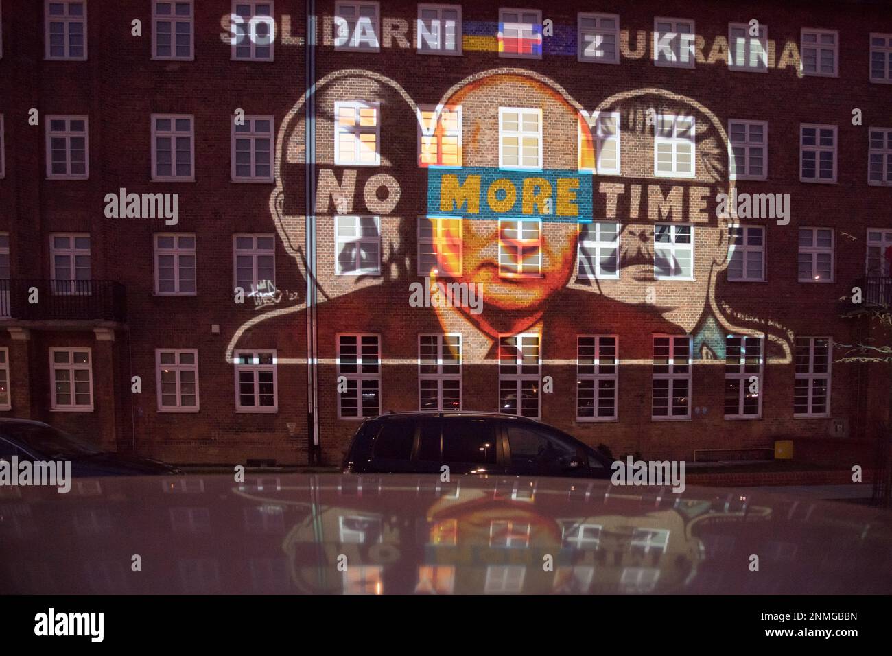 Danzig, Polen. 24. Februar 2023 Adolf Hitler, Wladimir Putin und Joseph Stalin über ein Antikriegsgemälde von Künstlertuse als Kartierung zum ersten Jahrestag der russischen Invasion in der Ukraine © Wojciech Strozyk / Alamy Live News *** Lokale Untertitel *** Stockfoto