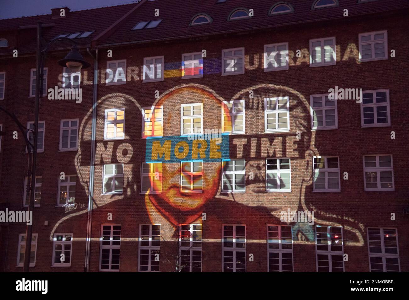 Danzig, Polen. 24. Februar 2023 Adolf Hitler, Wladimir Putin und Joseph Stalin über ein Antikriegsgemälde von Künstlertuse als Kartierung zum ersten Jahrestag der russischen Invasion in der Ukraine © Wojciech Strozyk / Alamy Live News *** Lokale Untertitel *** Stockfoto