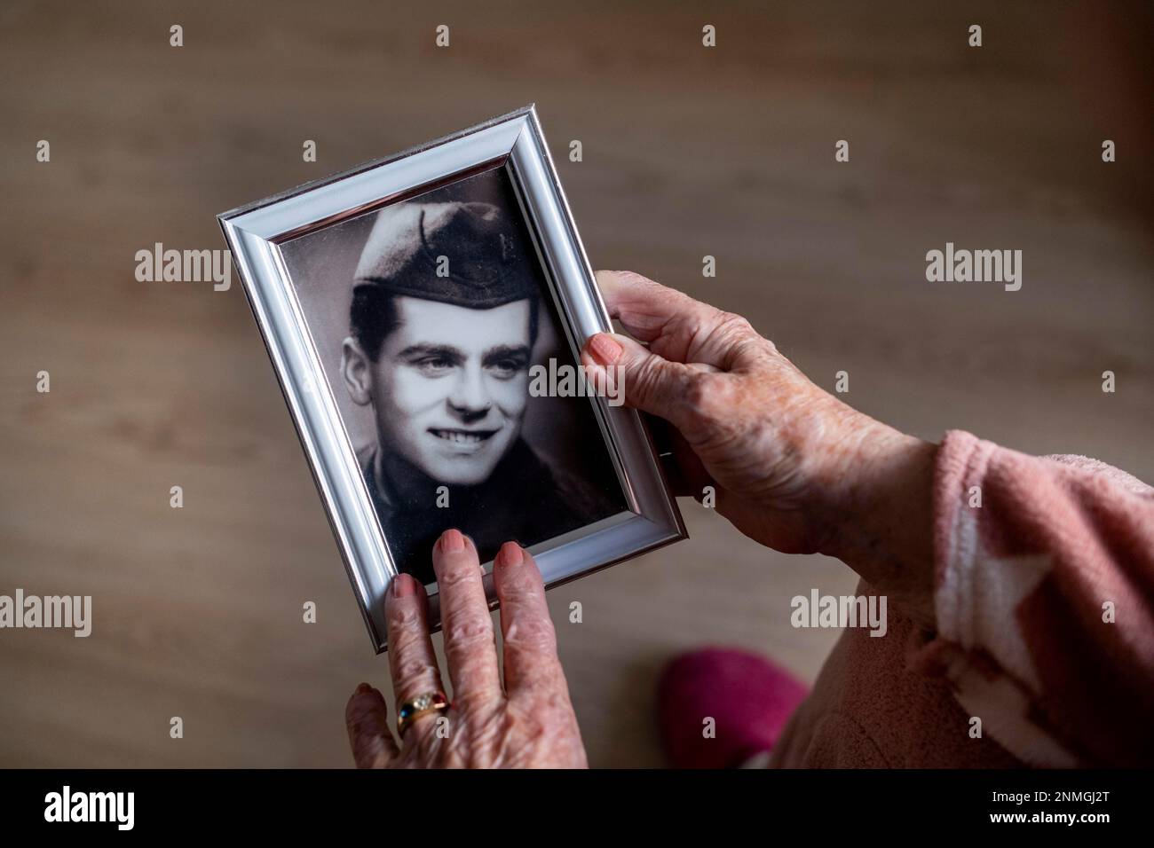 Hände eines Seniors, mit einem alten Foto, Erinnerungen, Oberbayern, Bayern, Deutschland Stockfoto