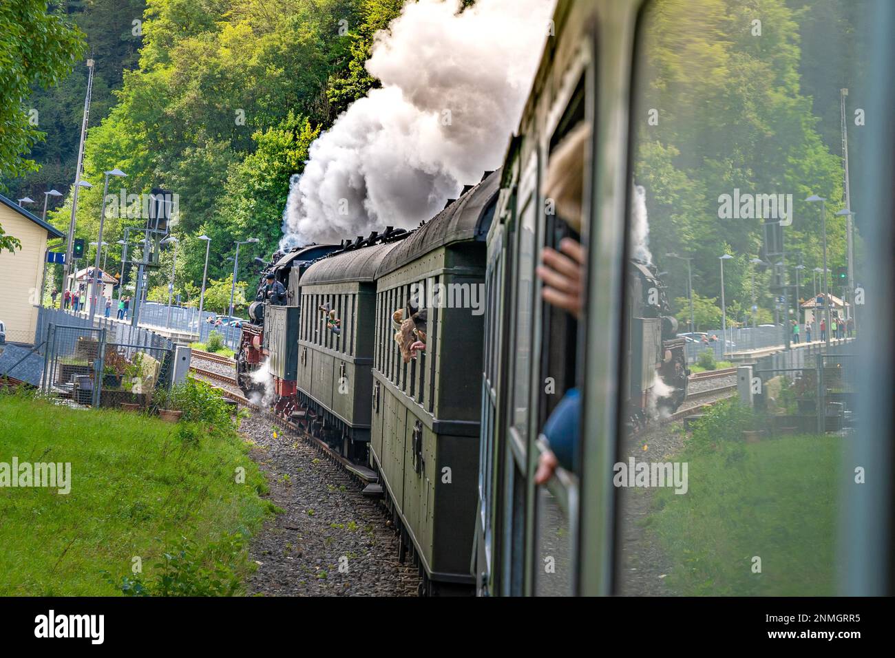 Grüner historischer Eisenbahnwagen auf Dampflokomotive, Calw, Schwarzwald, Deutschland Stockfoto