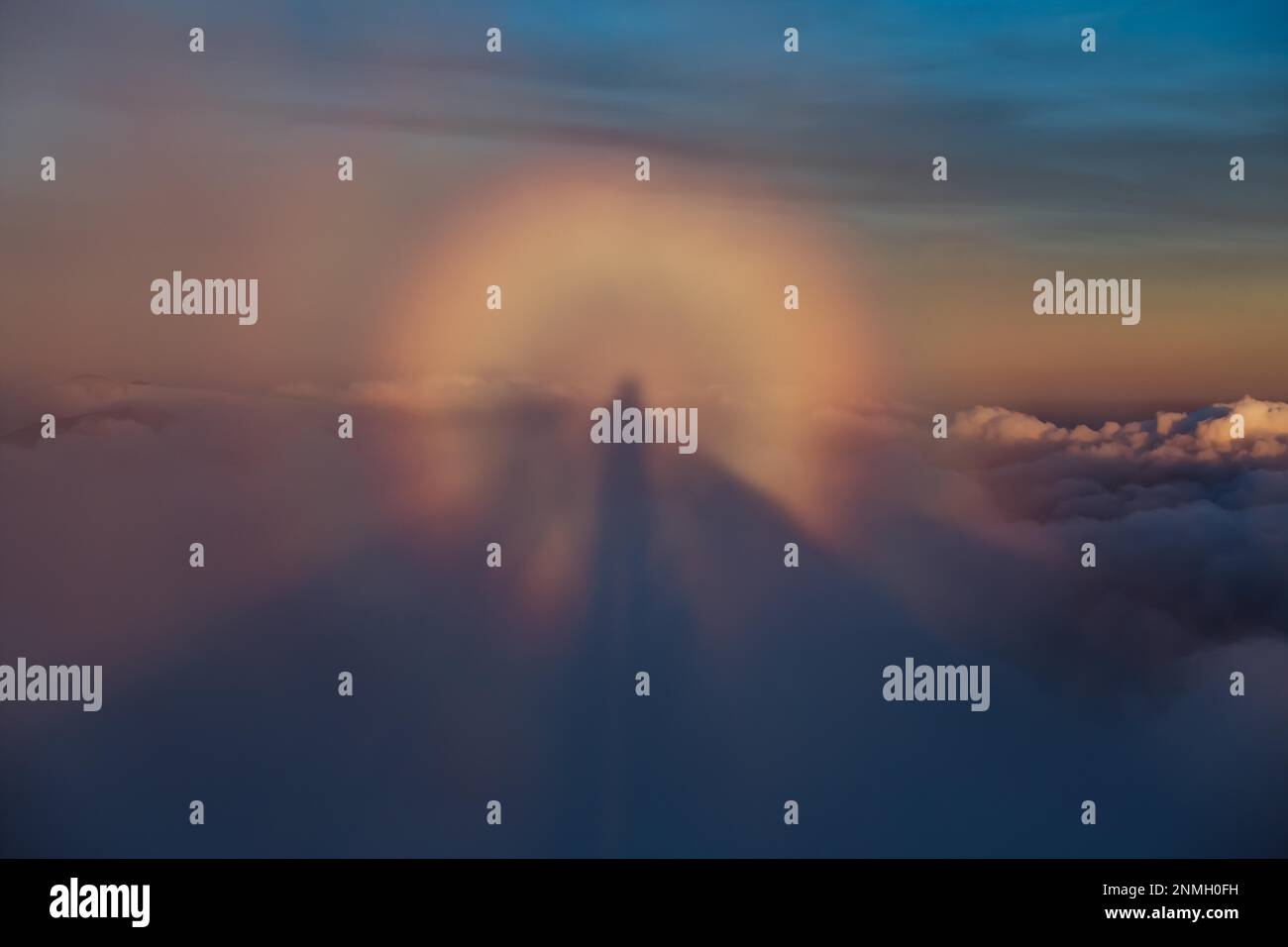 Optisches Phänomen genannt, brocken-Spektrum auf Bergkamm, über Wolken, Tatra-Berge, Polen Stockfoto