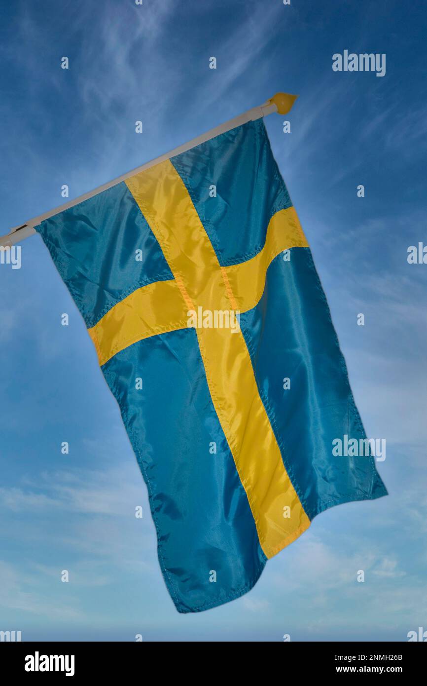 Flagge Schwedens vor blauem Himmel mit Schleierwolken Stockfoto