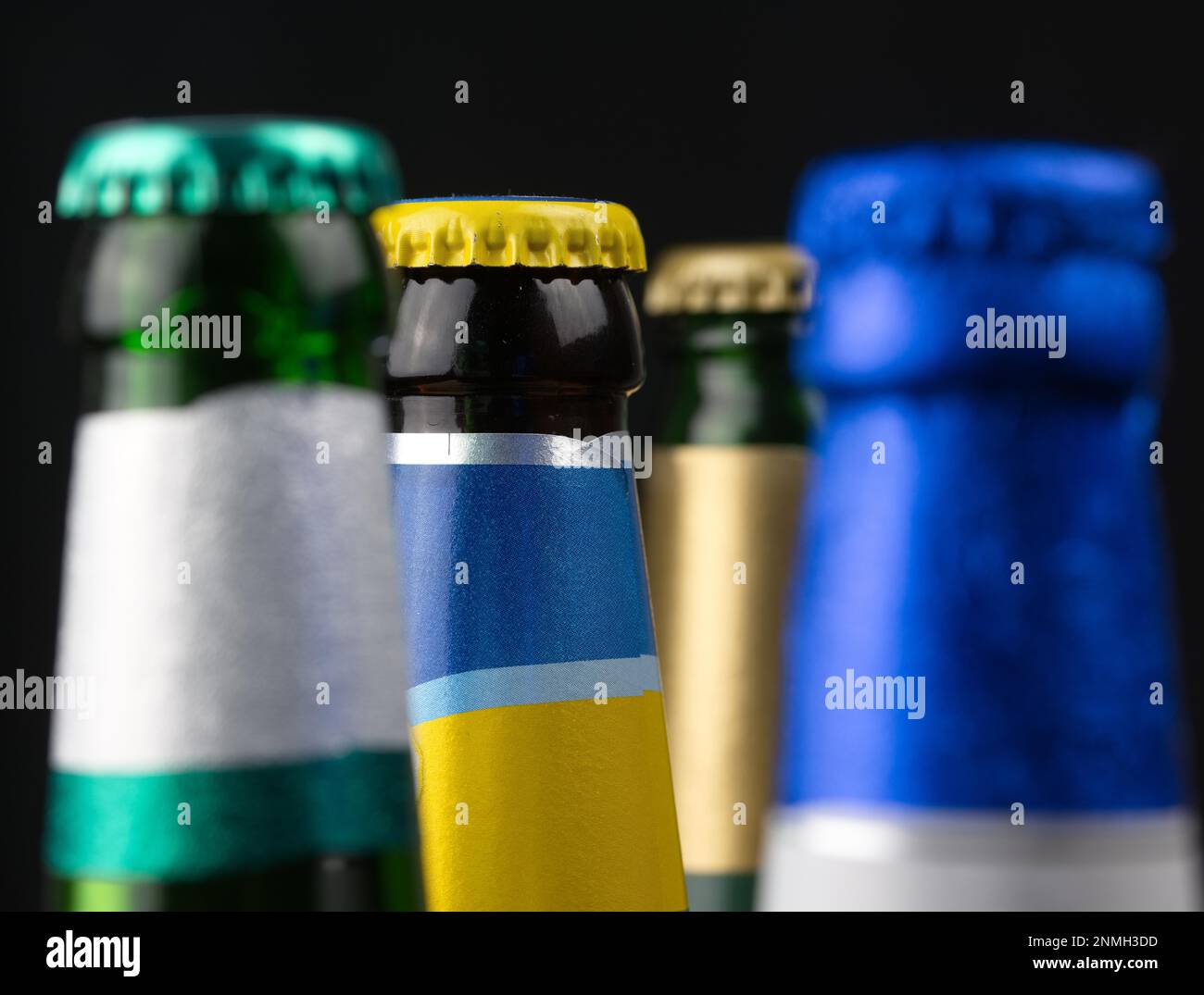Getränkeflaschen mit Kronenverschluss in verschiedenen Farben Stockfoto