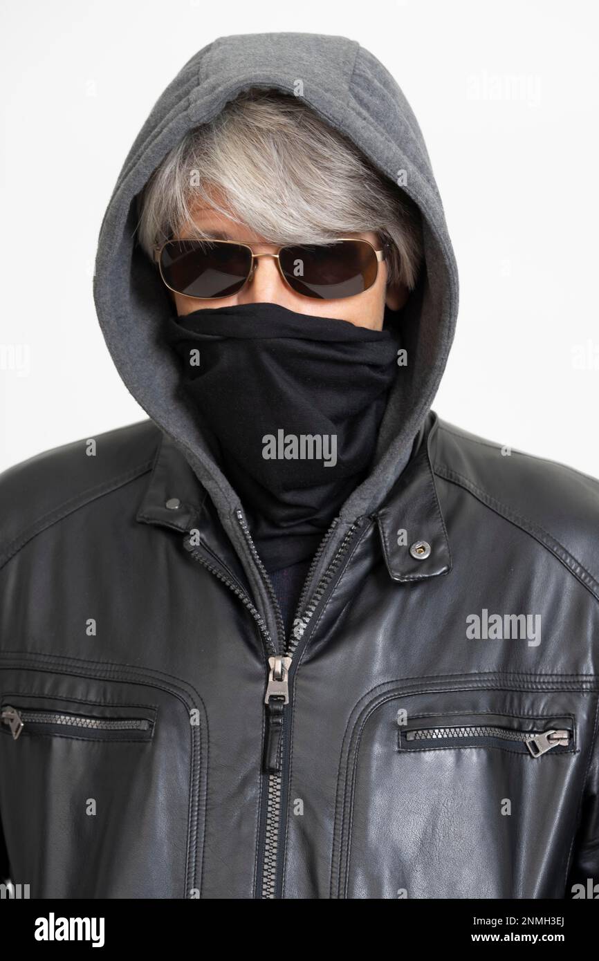 Älterer Mann mit Maske und Sonnenbrille Stockfoto
