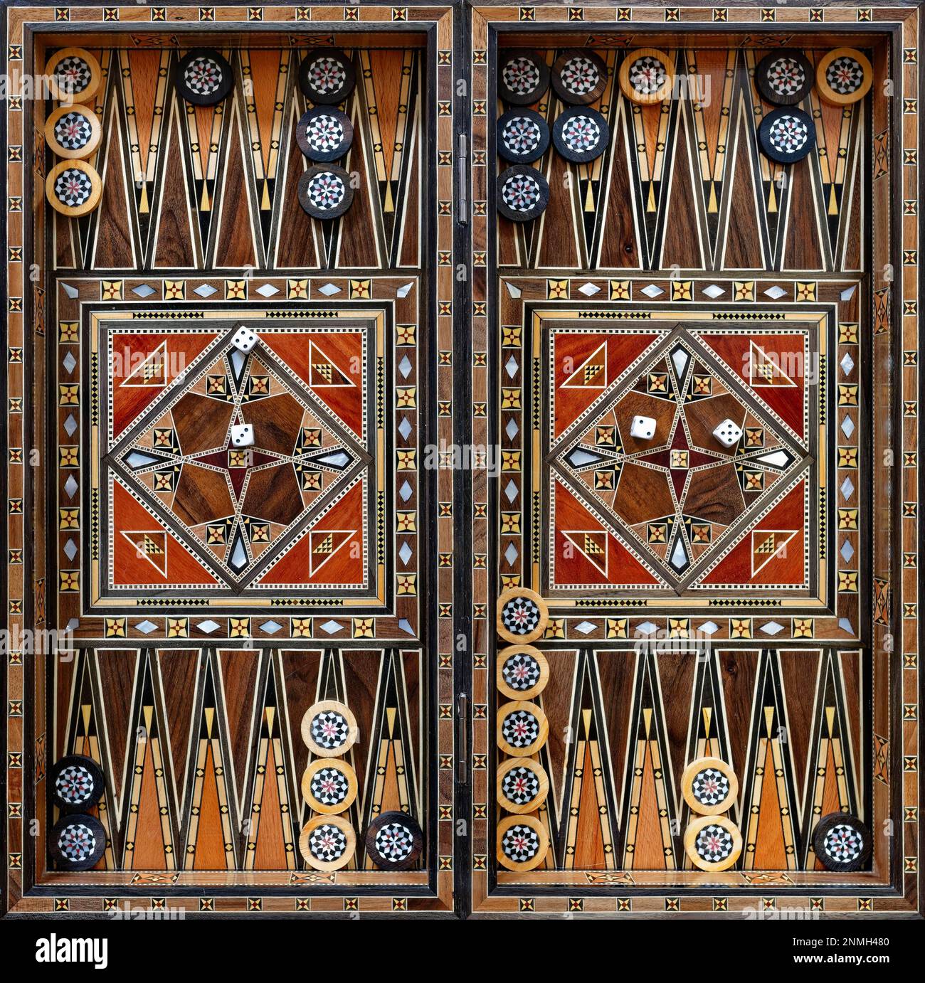 Schach-Backgammon-Spiel aus Holz, orientalisches Design, Kunsthandwerk aus Damaskus, Spielsituation Stockfoto