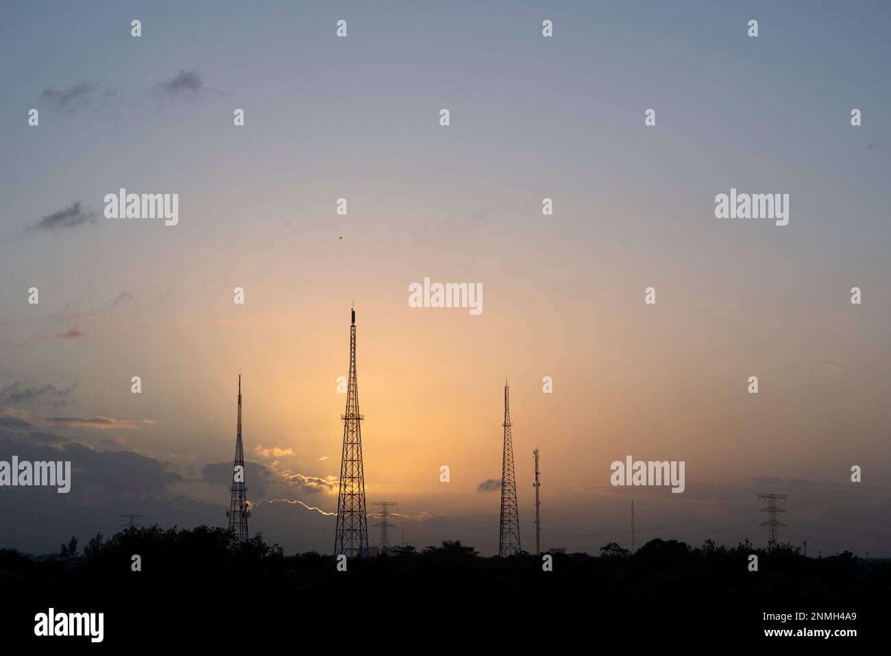 Ein elektrischer Pylon inmitten des Sonnenuntergangs in Playa del Carmen, Mexiko Stockfoto