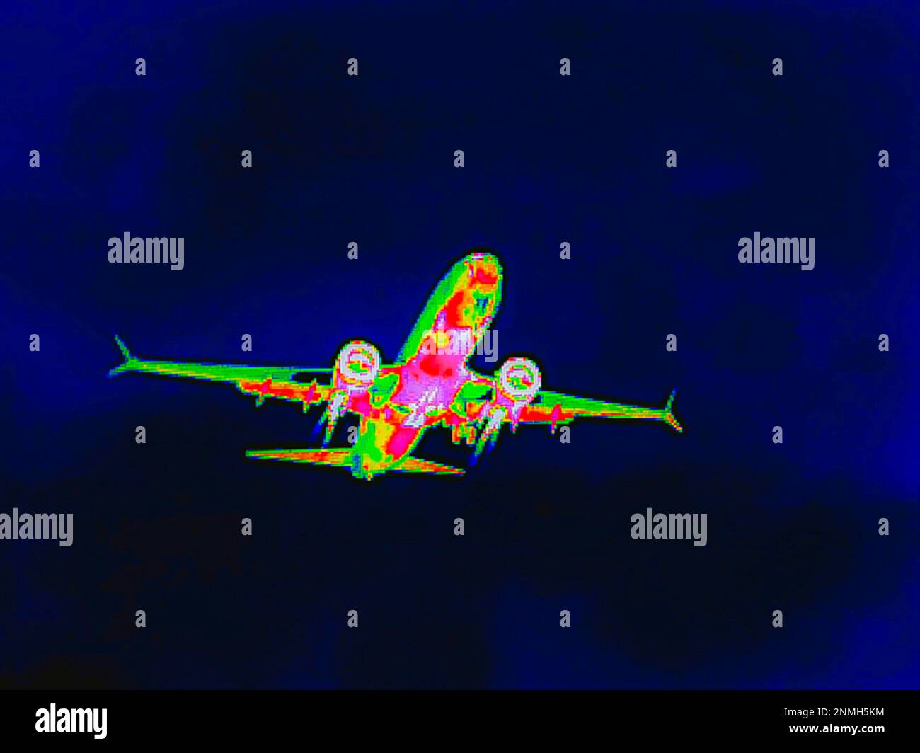Flugzeug im Anflug, Wärmebild, Thermografie, interpoliert, Symbolfoto, Stuttgart, Baden-Württemberg, Deutschland Stockfoto