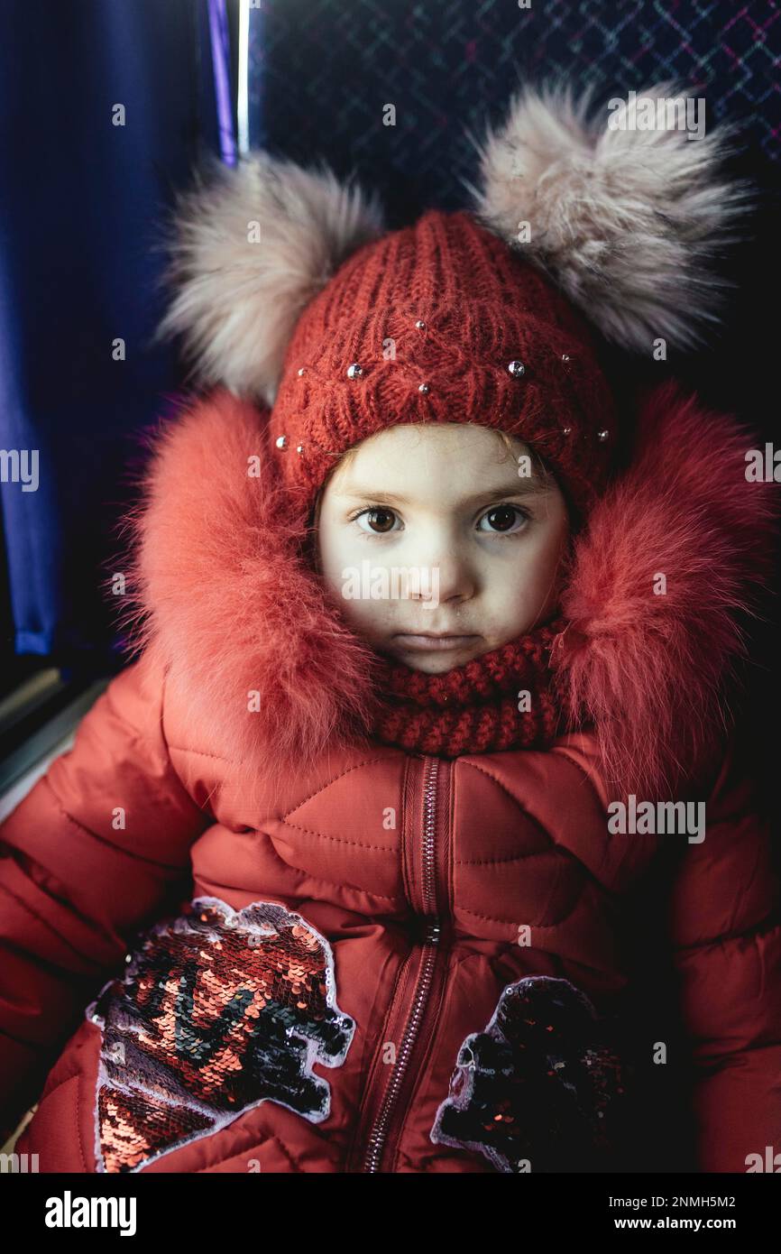 Polina, 4 Jahre alt, flieht mit ihrer Mutter und Großmutter aus Perejaslaw, im Bus von Medyka nach Przemysl, sie wollen weitermachen, zuerst Stockfoto