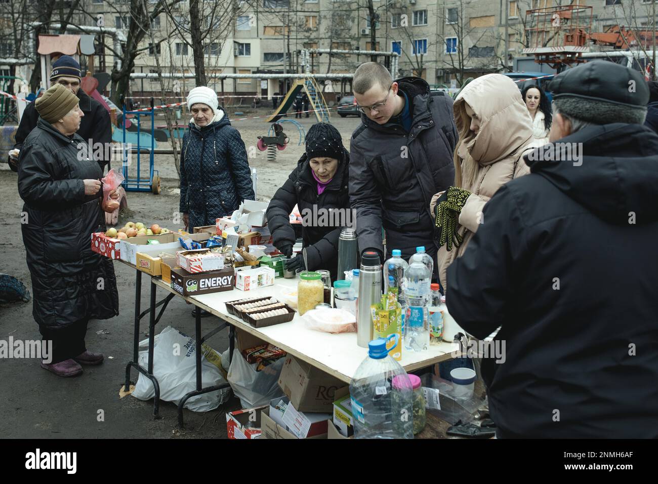 Betreuung der Opfer des russischen Raketenangriffs auf ein Wohngebäude in 14.01.2023, Dnipro, Ukraine, 2023 Stockfoto