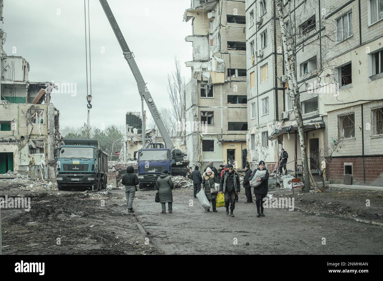 Die Bewohner des Hauses, das durch einen russischen Raketenangriff zerstört wurde, bei dem 45 Menschen ums Leben kamen, verlegten ihre Sachen aus ihren Häusern, Dnipro, Ukraine, 2023 Stockfoto