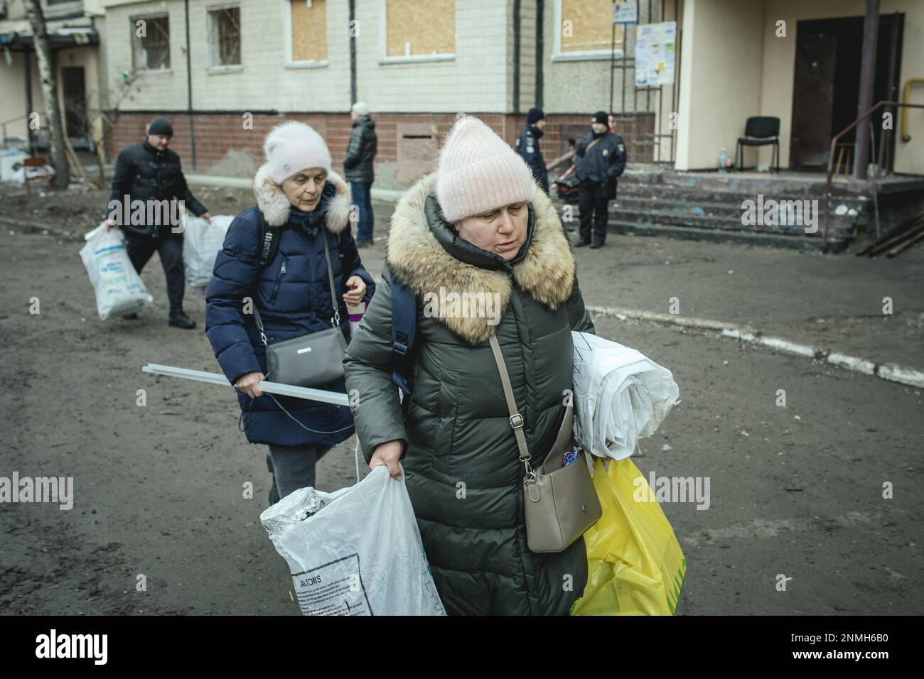 Die Bewohner des Hauses, das durch einen russischen Raketenangriff zerstört wurde, bei dem 45 Menschen ums Leben kamen, verlegten ihre Sachen aus ihren Häusern, Dnipro, Ukraine, 2023 Stockfoto