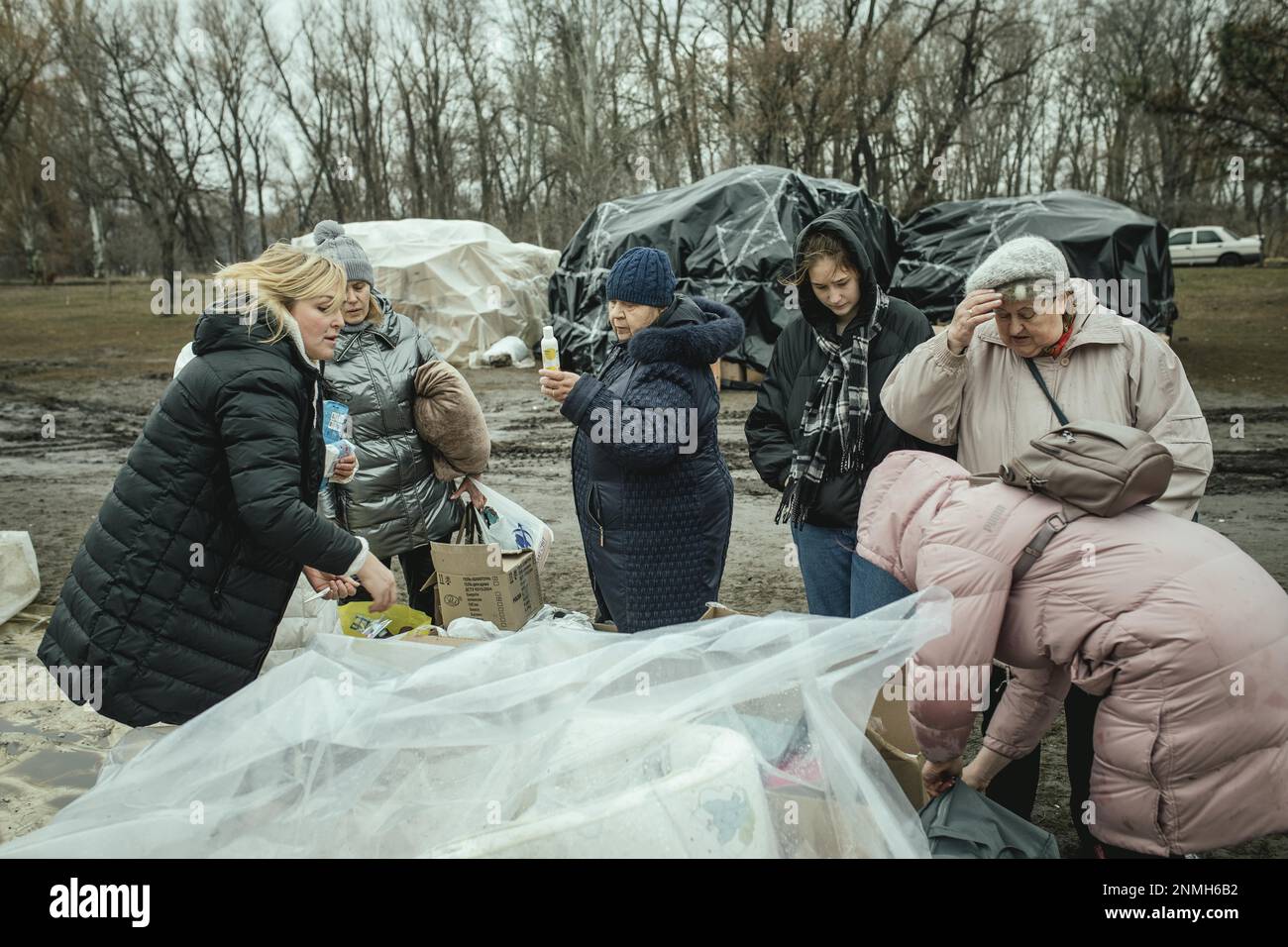 Die Bewohner des Hauses, das durch einen russischen Raketenangriff zerstört wurde, bei dem 45 Menschen ums Leben kamen, erhalten Hilfsgüter von den Nachbarschaftsspenden Dnipro Stockfoto