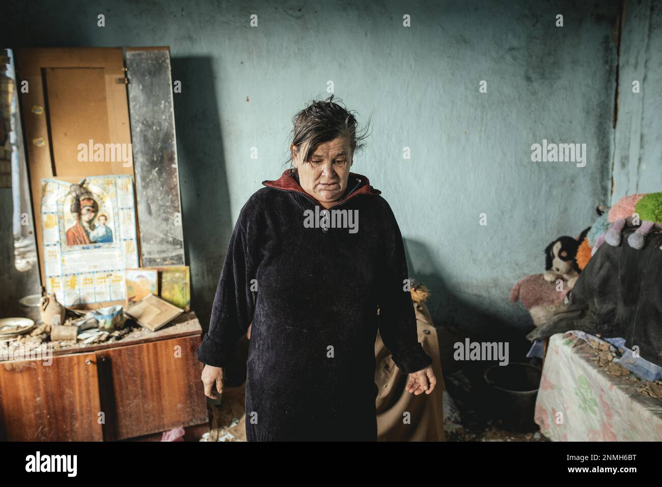 Tatjana, 60, in den Ruinen des Hauses, in dem sie mit ihrer Familie davor gelebt hatte, wurde bei einem russischen Raketenangriff zerstört, ihr Mann Viktor und Stockfoto