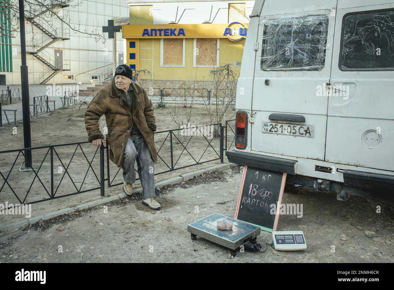 Kartoffelverkäufer vor seinem Lieferwagen, seit die ukrainische Truppe die Stadt Kherson am 11. November 2022 zurückerobert hat, ist die Stadt das Stockfoto