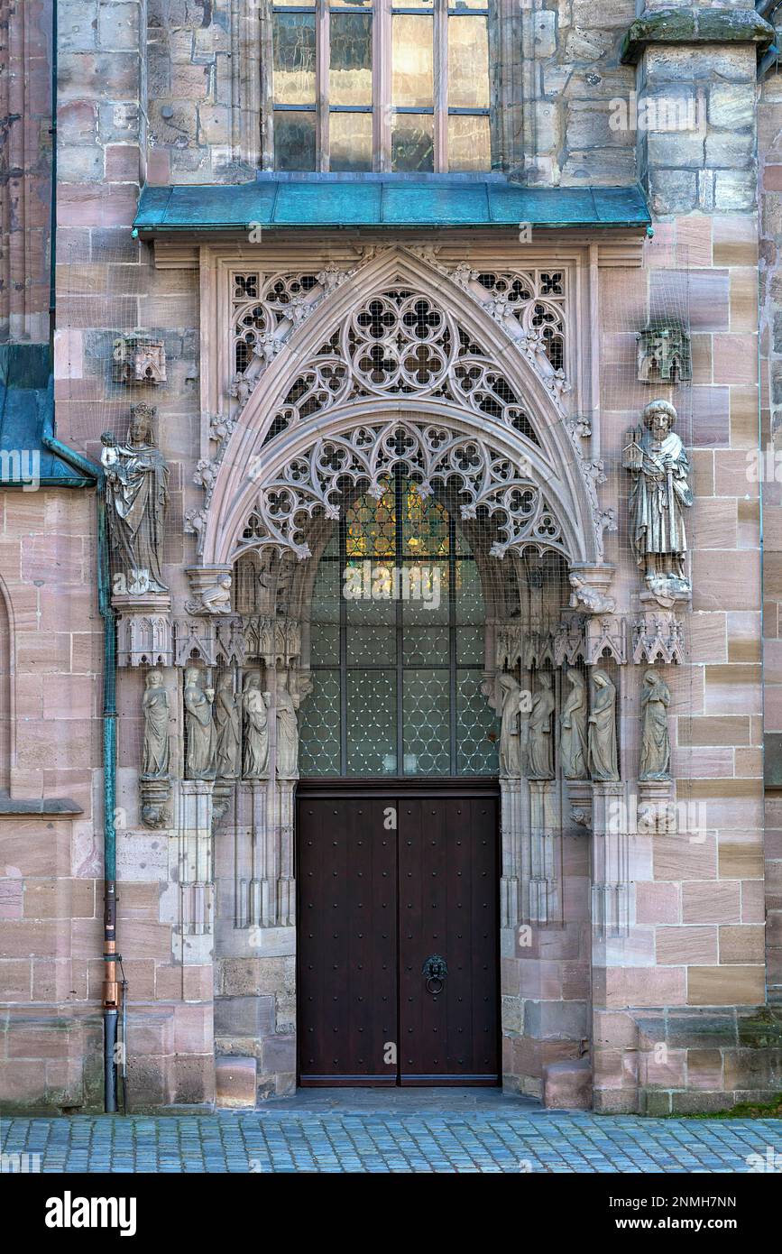 Brautportal c. 1320 mit gotischen Tracery, die fünf weisen und fünf törichten Jungfrauen links und rechts, St. Sebaldus-Kirche, Nürnberg, Mitte Stockfoto