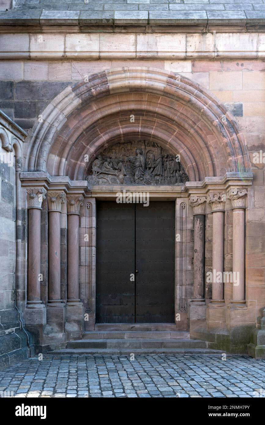 Helena Portal, ältestes romanisches Portal der Sebaldus-Kirche, Adam Kraft füllte die Bogenfelder erst 1506, Nürnberg, Mittelfrankreich Stockfoto