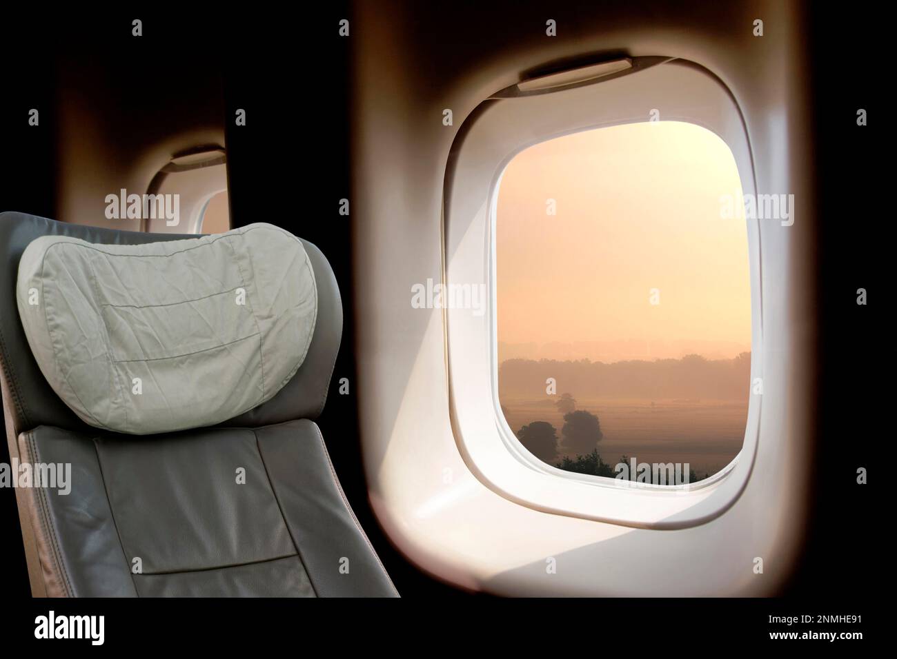 Fensterplatz im Flugzeug Stockfoto