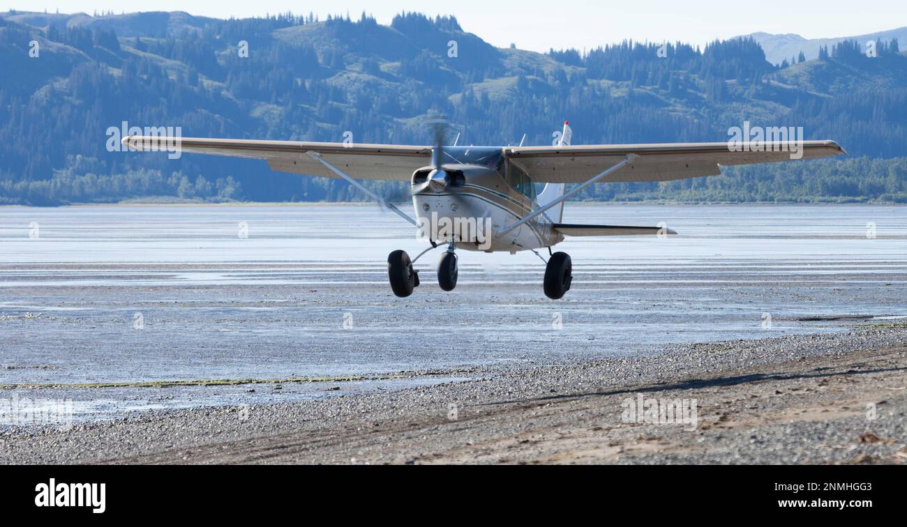 Cessna startet vom Strand im Katmai-Nationalpark, Alaska Stockfoto