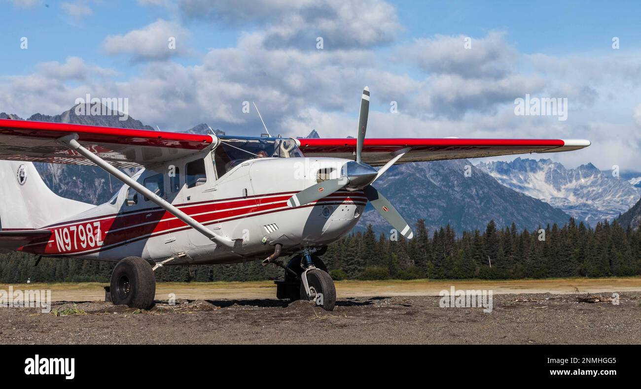 Cessna am Strand im Katmai-Nationalpark, Alaska Stockfoto