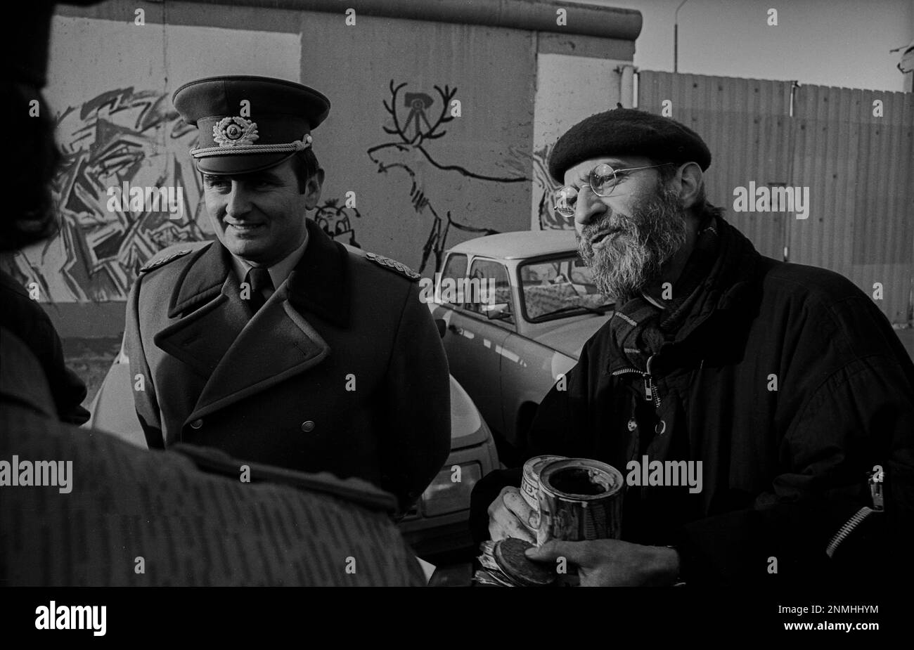 DDR, Berlin, 19. November 1989, nach der Demonstration am 19. November malt der Grafiker Manfred Butzmann die Mauer am Potsdamer Platz mit Stockfoto