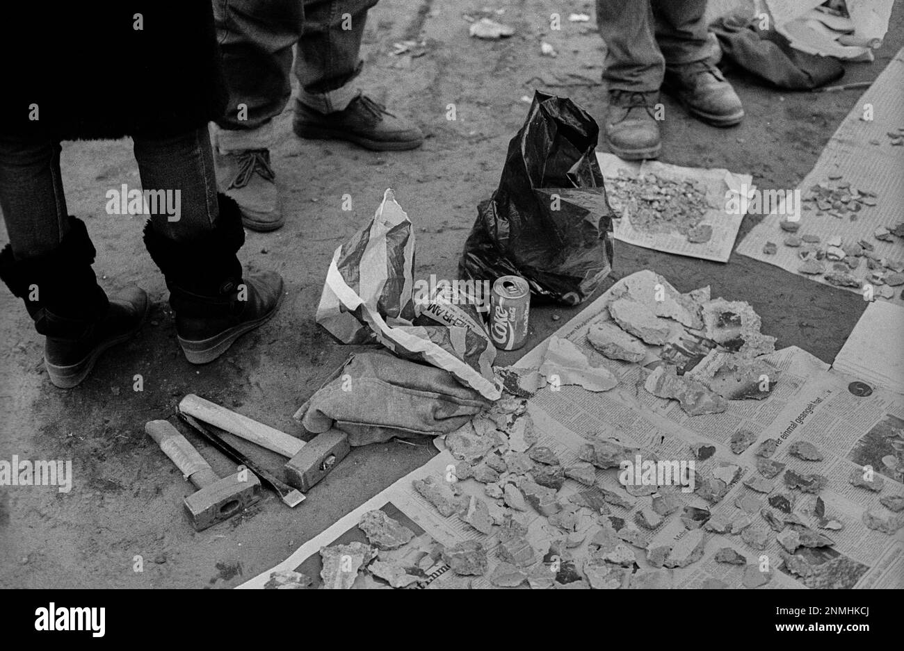 Westberlin, 01.01.1990, an der Mauer am Potsdamer Platz verkaufen Mauerspechte die Mauer Stockfoto