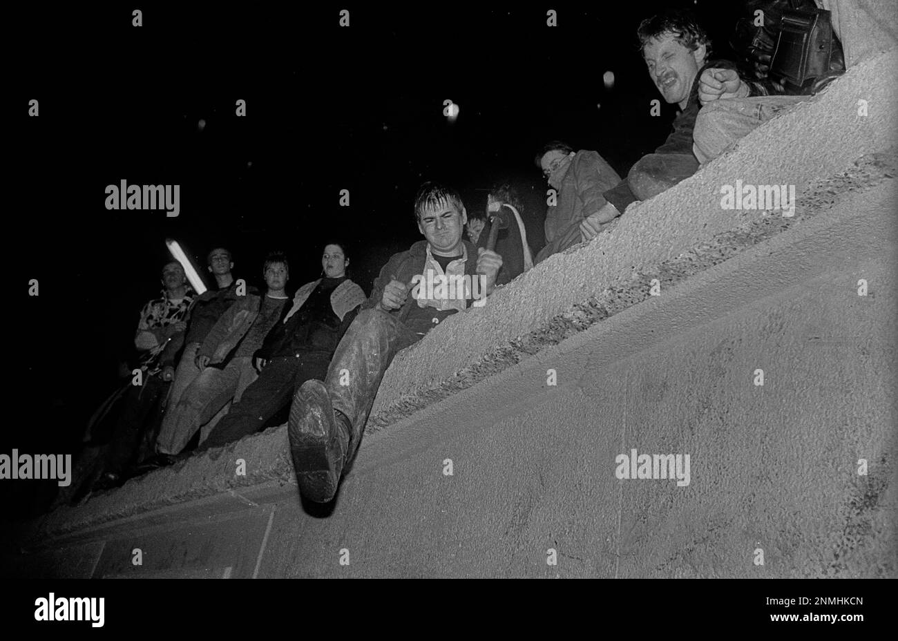 DDR, Berlin, 22.12.1989, Öffnung des Brandenburger Tors, die Mauer wird am Brandenburger Tor geöffnet, Menschen an der Mauer, Mann mit Hammer Stockfoto