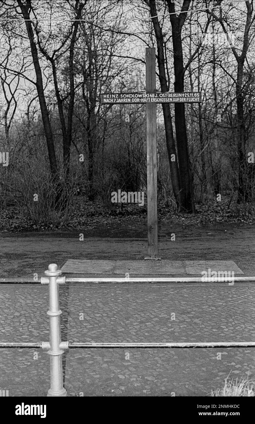 Westberlin, 11,1.1990, Kreuz für ein Opfer der Mauer: Heinz Sokolowski, erschossen am 25.11.1965. Nach 7 Jahren Gefängnis... in Brandenburg Stockfoto
