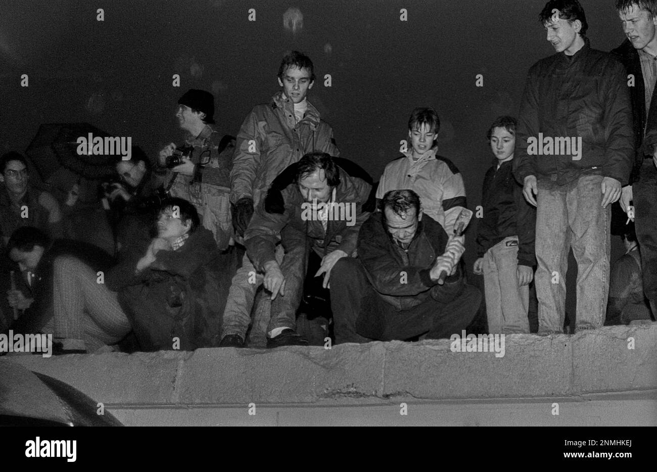 DDR, Berlin, 22.12.1989, Öffnung des Brandenburger Tors, die Mauer wird am Brandenburger Tor geöffnet, Menschen an der Mauer, Mann mit Hammer Stockfoto