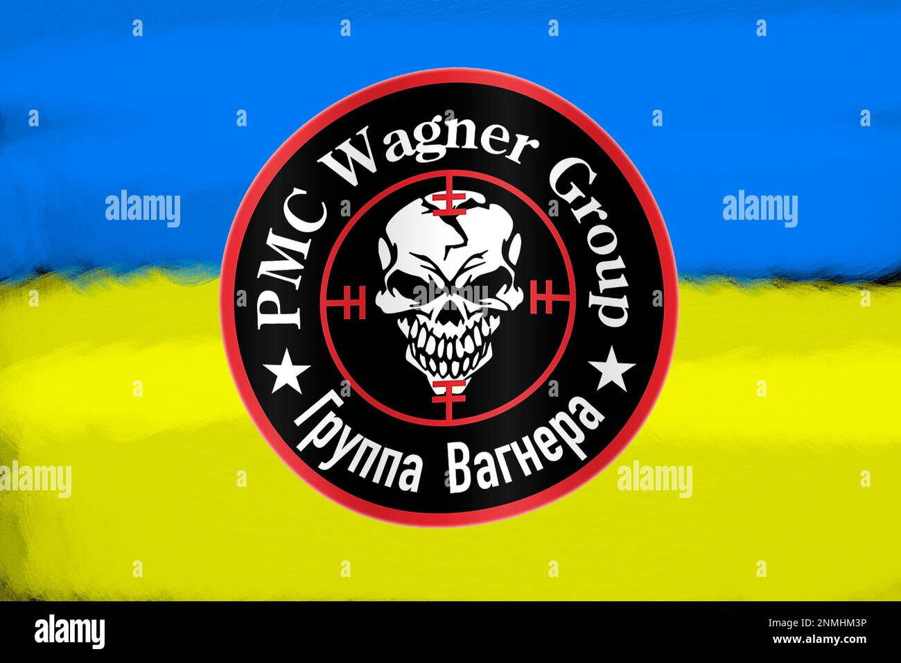 Logo des russischen privaten Sicherheits- und Militärunternehmens Wagner Group (paramilitärische Organisation), im Hintergrund die ukrainischen Farben Stockfoto