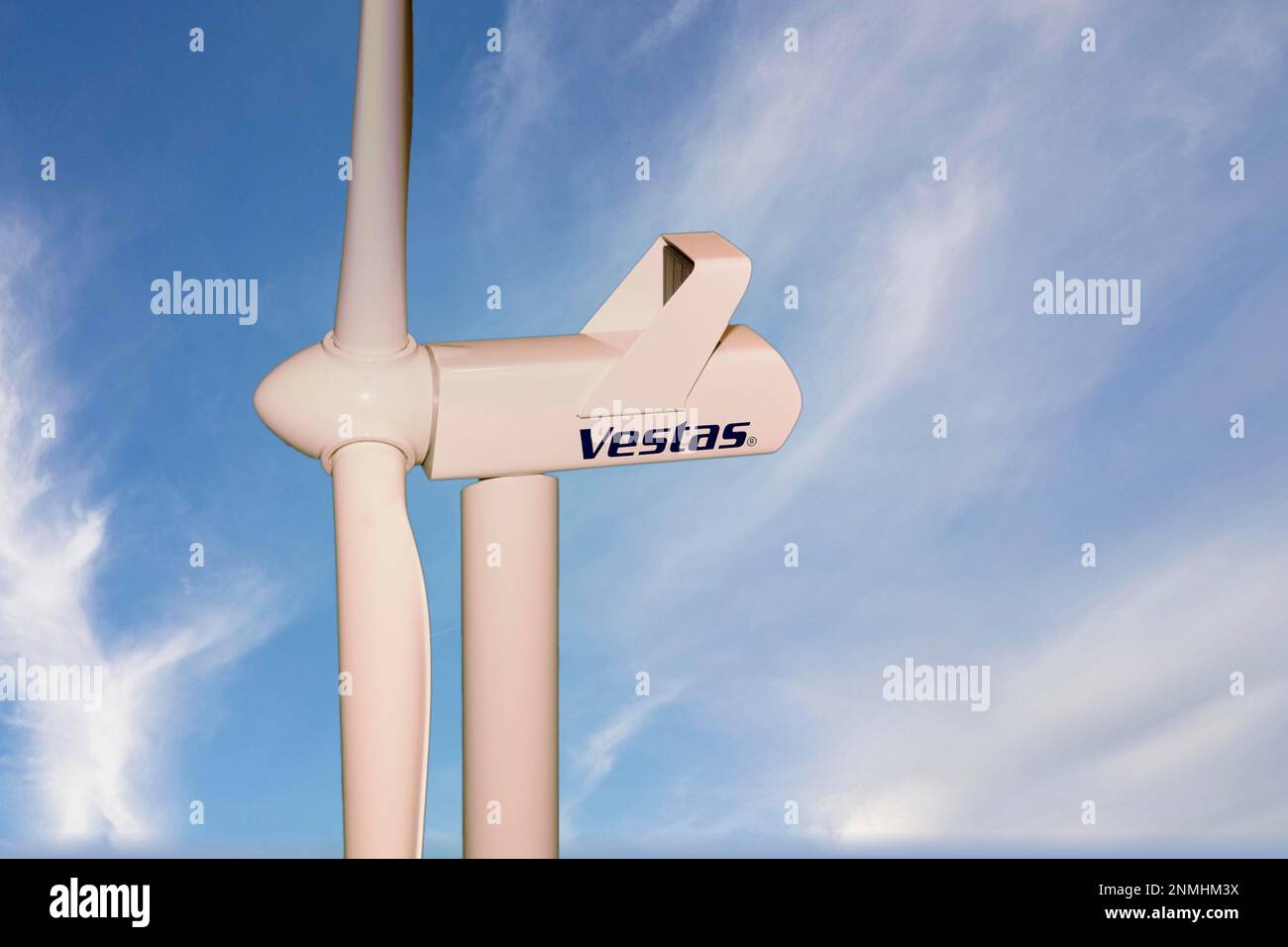 Logo von Vestas, dem Windturbinenunternehmen, im Hintergrund blauer Himmel mit Schleierwolken Stockfoto