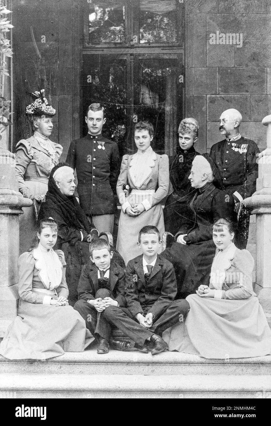 Porträt einer Familie, Männer, Frauen, Kinder, Soldaten, offizier, Uniform, Niedersachsen, Deutschland, ca. 1915 Stockfoto