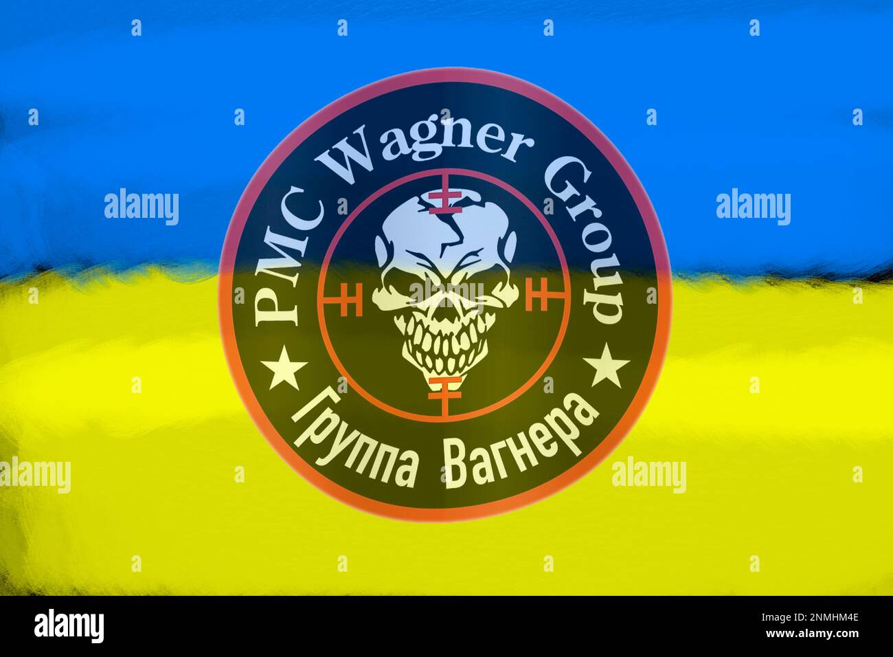 Logo des russischen privaten Sicherheits- und Militärunternehmens Wagner Group (paramilitärische Organisation), im Hintergrund die ukrainischen Farben Stockfoto