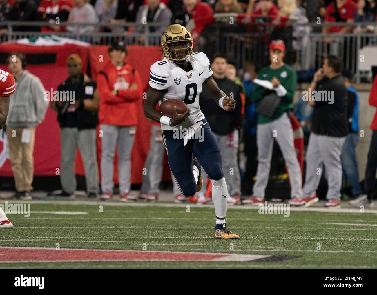 COLUMBUS, OH - SEPTEMBER 25: Akron Zips quarterback DJ Irons #0 runs with the ball during the game between the Ohio State Buckeyes and the Akron Zips at Ohio Stadium in Columbus, Ohio on September 25, 2021. (Photo by Jason Mowry/Icon Sportswire) (Icon Sportswire via AP Images) Stockfoto