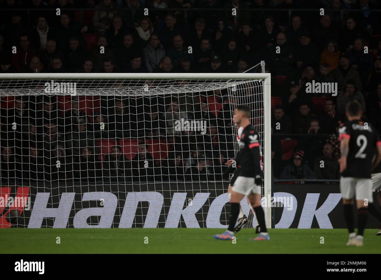 EINDHOVEN – Hankook-Plakatwand während des Spiels der UEFA Europa League zwischen PSV Eindhoven und dem FC Sevilla am 23. Februar 2023 im Phillips-Stadion in Eindhoven, Niederlande. AP | niederländische Höhe | Jeroen Putmans Stockfoto