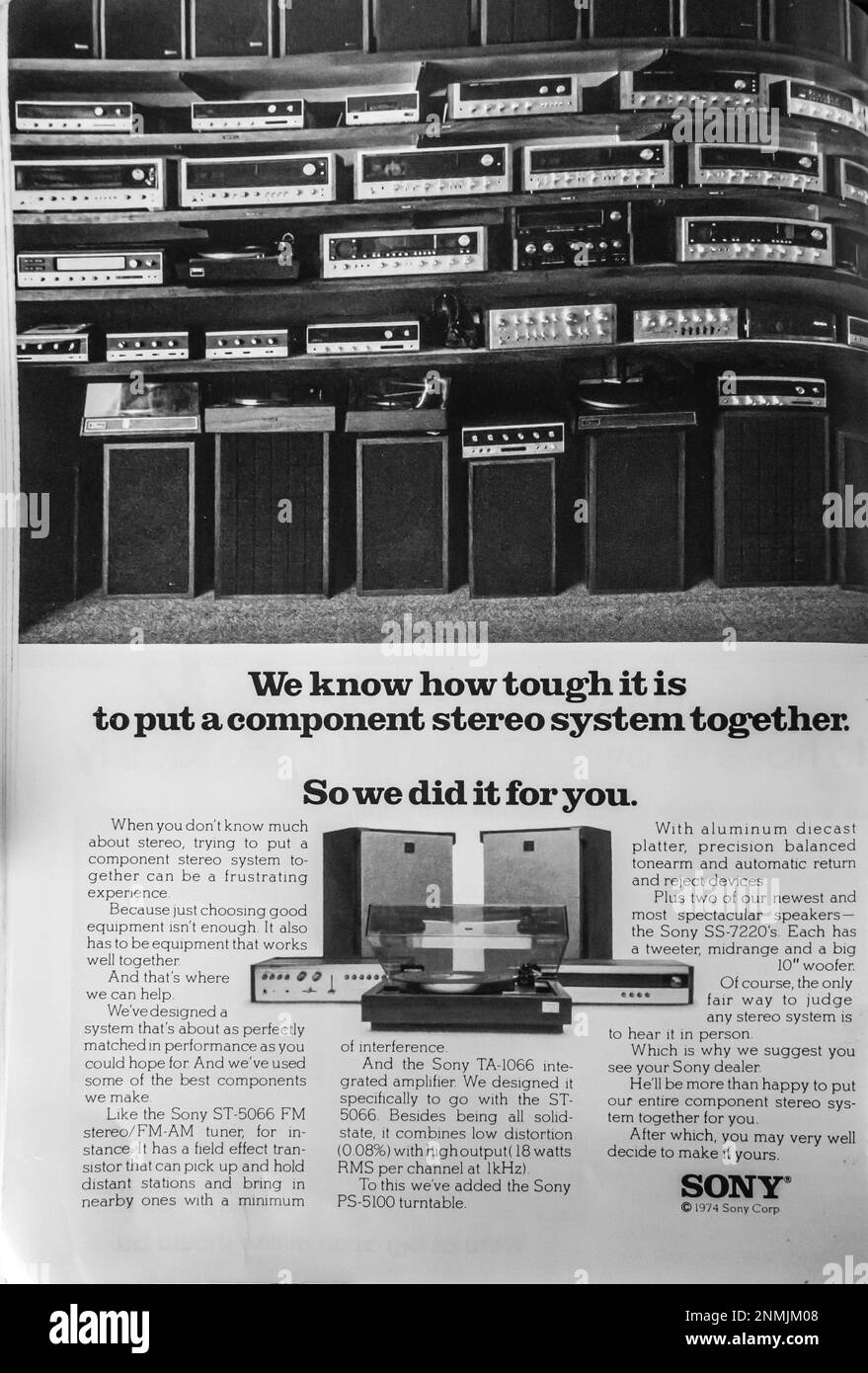 AUDIOWERBUNG VON SONY in einem Magazin in NatGeo, Oktober 1974. Sony AM/FM-Tuner, Verstärker, Plattenspieler, Woofer Stockfoto