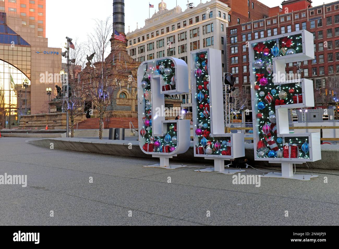 Auf dem Public Square in der Innenstadt von Cleveland stehen die Buchstaben CLE, die die Stadt repräsentieren, mit Weihnachtsschmuck als Teil der Außendekoration. Stockfoto