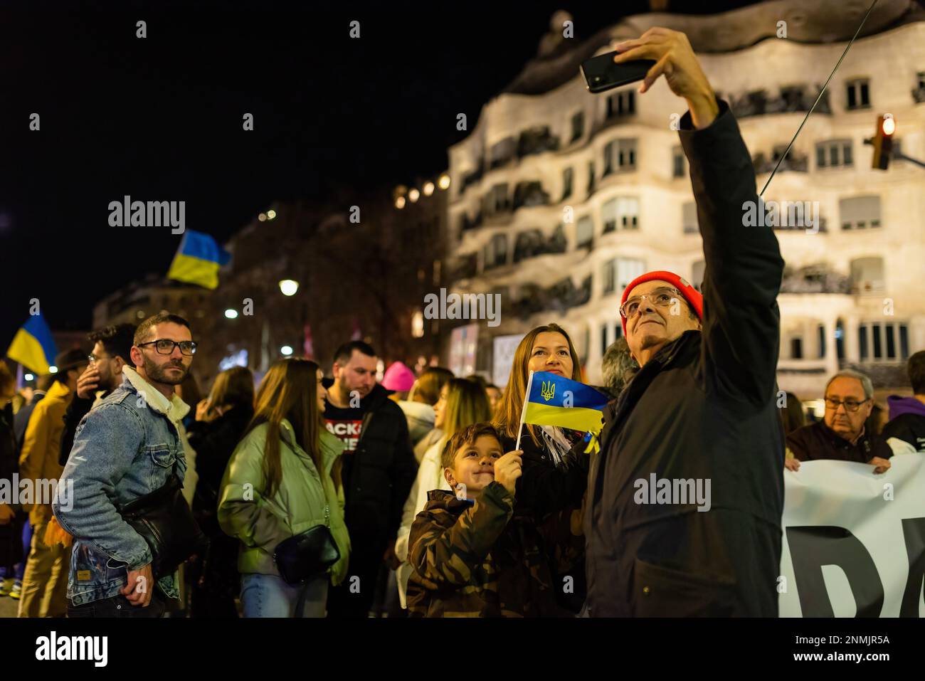 Barcelona, Spanien. 24. Februar 2023. Eine ukrainische Familie macht ein Selfie während eines märsches anlässlich des 1. Jahrestages der russischen Invasion der Ukraine und des Beginns des Krieges zwischen der Ukraine und Russland. Russland marschierte am 24. Februar 2022 in die Ukraine ein, was Präsident Putin als "besondere militärische Operation" bezeichnete. Tausende von Menschen marschierten durch Barcelonas Hauptstraße Passeig de Gracia, um gegen den Krieg zu protestieren. Kredit: SOPA Images Limited/Alamy Live News Stockfoto