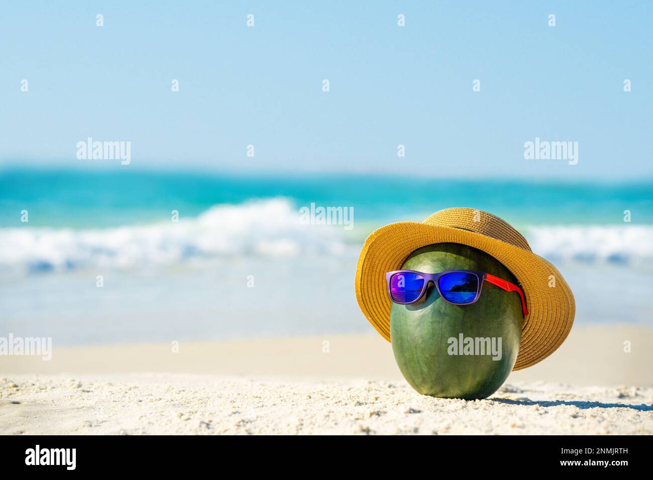 Lustige attraktive Wassermelone in stilvoller Sonnenbrille und Hut vor dem  Hintergrund des blauen Meeres und Himmels. Kreative Idee von Reisen, Speisen  und Getränken auf einem Tro Stockfotografie - Alamy