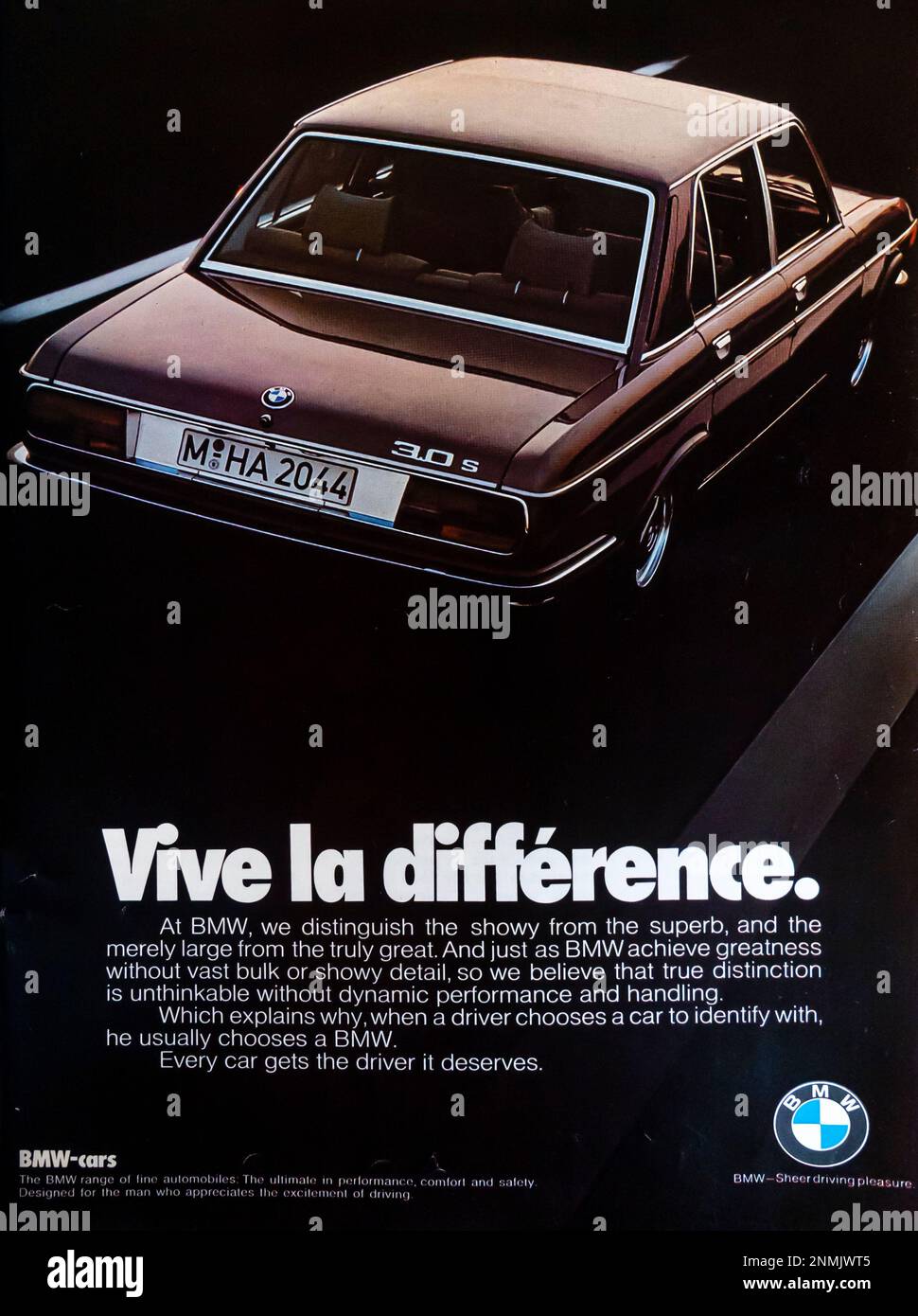 BMW-Fahrzeuge erleben die Werbung „la Différence“ im Magazin NatGeo 1975 Stockfoto