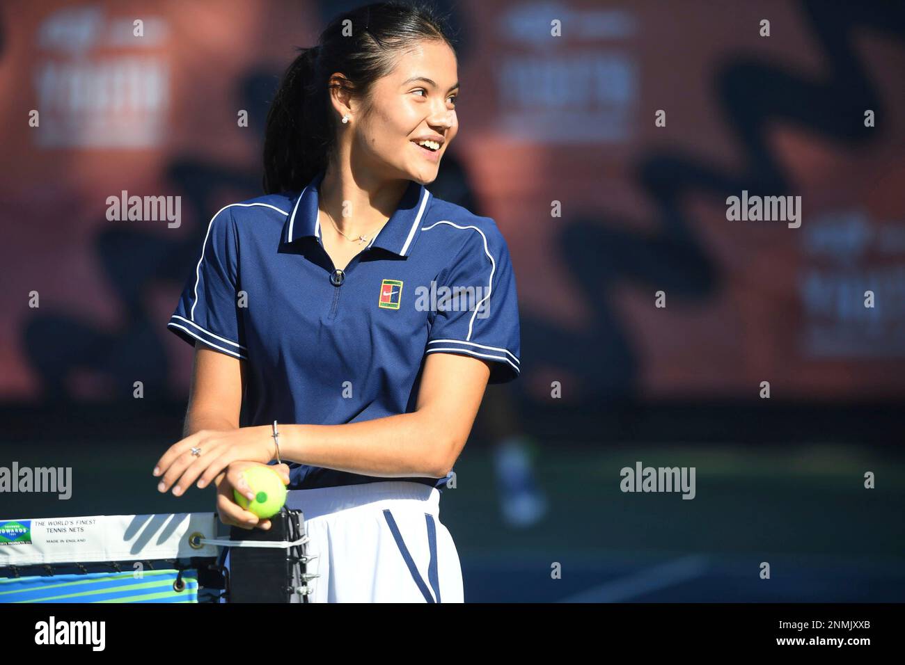 US Open Champion Emma Raducanu reacts as she plays tennis with Britain's Kate, the Duchess of Cambridge during an event hosted by the LTA Youth programme, at the National Tennis Centre in London, Friday, Sept. 24, 2021. (Jeremy Selwyn/Pool Photo via AP) Stockfoto