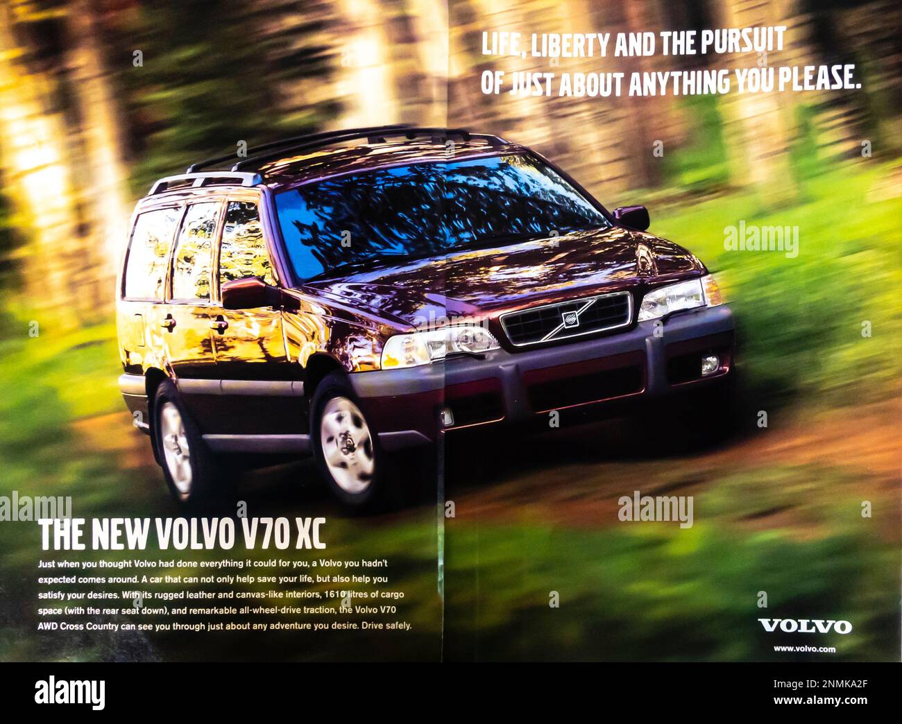 Volvo V70 XC AWD Cross-Country-Werbung in einem Magazin in NatGeo April 1998 Stockfoto