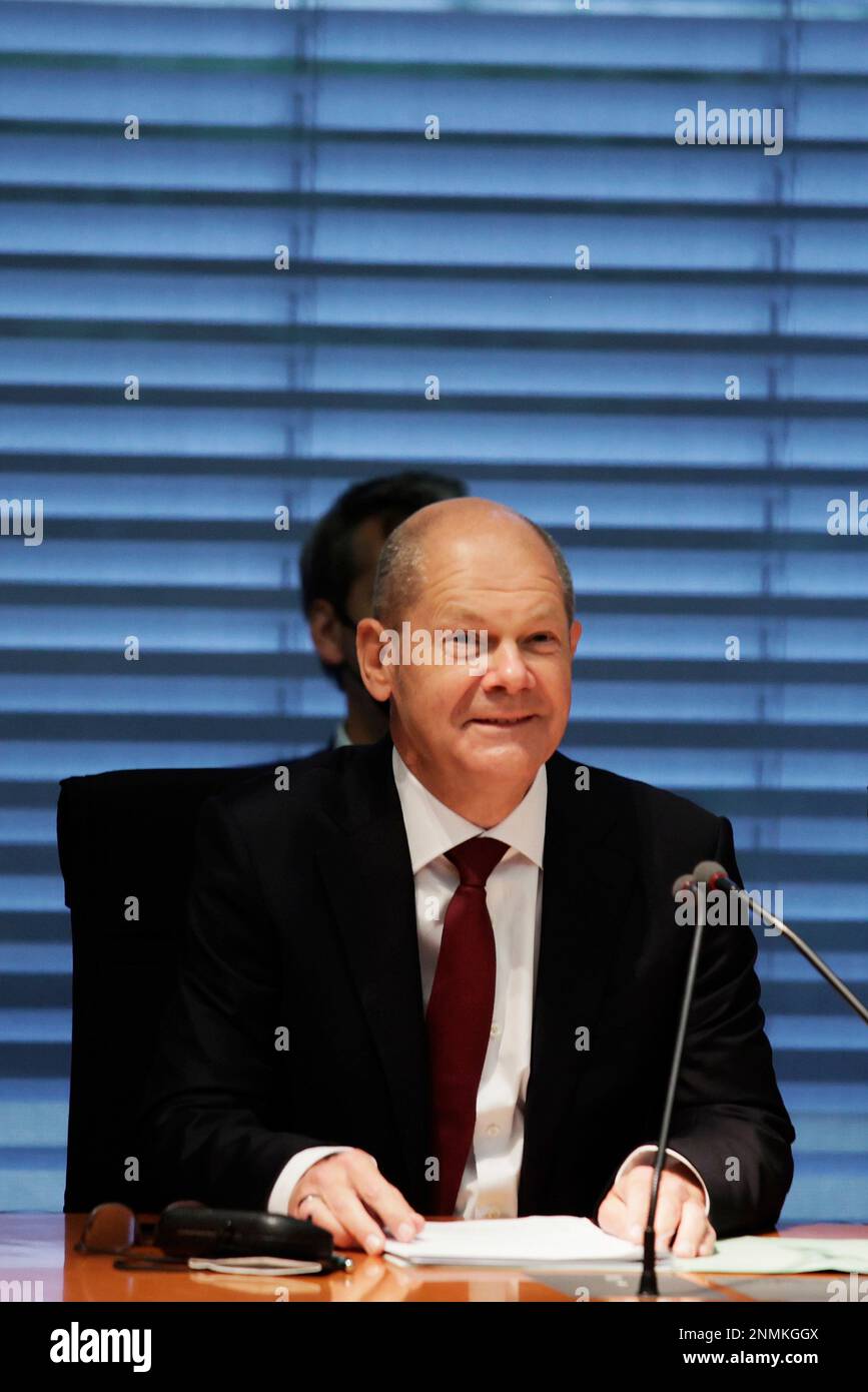 Olaf Scholz, Federal Minister of Finance and SPD top candidate for chancellor at the forthcoming General election, sits on the Finance Committee of the Bundestag in Berlin, Germany, Monday, Sept. 20, 2021. Scholz is to answer questions about the search of his ministry in connection with money laundering investigations. (Carsten Koall/dpa via AP) Stockfoto