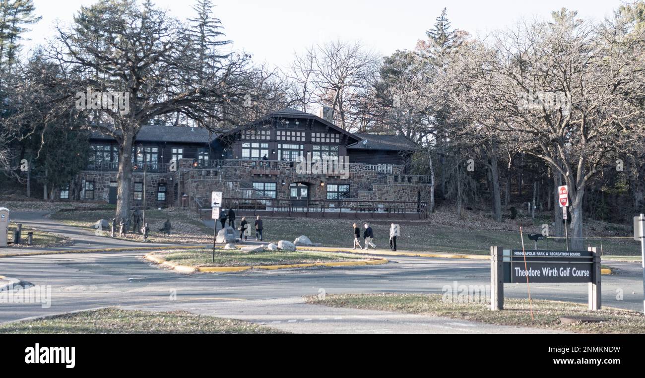 Theodore Wirth Park Lodge mit Einheimischen, die durch den Park Minneapolis Minnesota MN USA schlendern Stockfoto