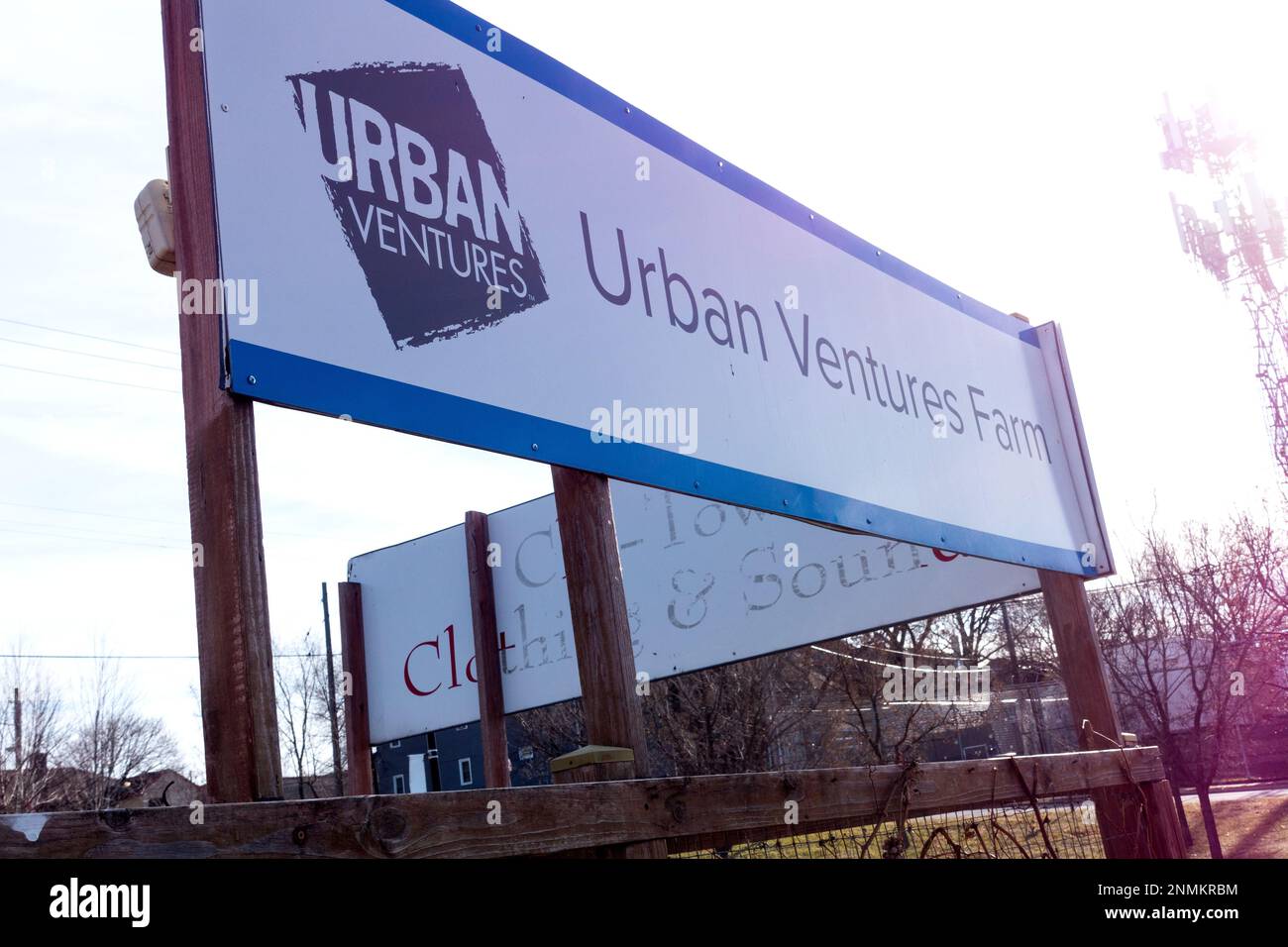 Ein Schild, das den Standort des Urban Ventures Farm Garden am Midtown Greenway Trail angibt. Minneapolis Minnesota MN USA Stockfoto