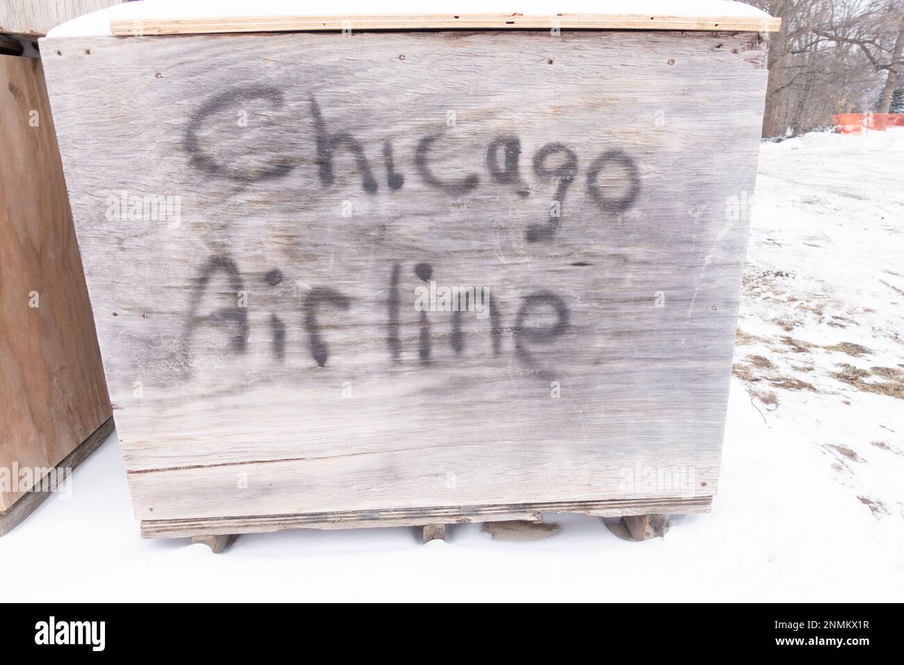 Eine große, weiße Holzwanne mit der Bezeichnung Chicago Airline wurde auf einer Baustelle gefunden. St. Paul Minnesota MN USA Stockfoto