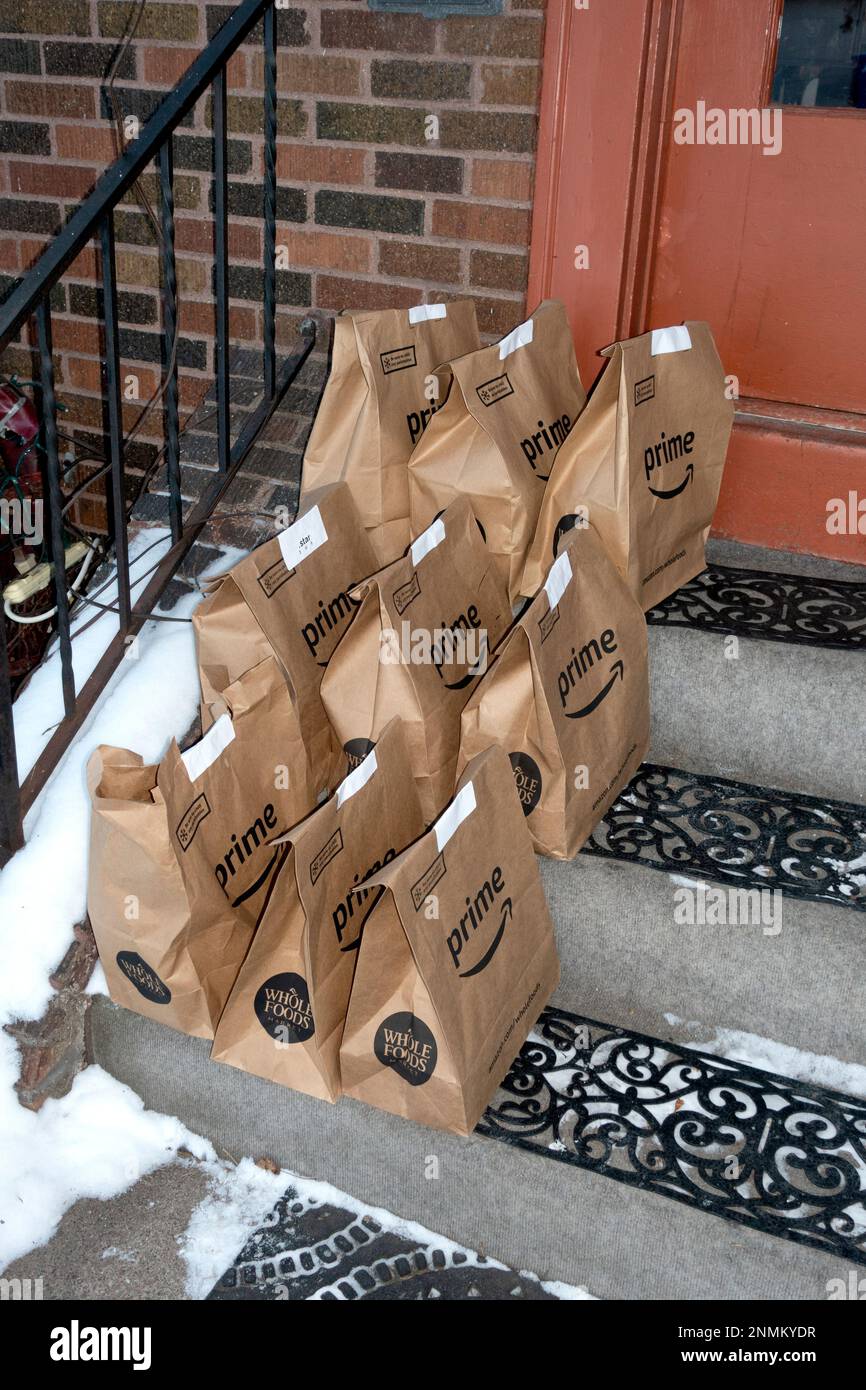 Zehn Einkaufstüten, die während der Covid-Pandemie von Amazon Whole Foods an die Haustür geliefert wurden. St. Paul Minnesota MN USA Stockfoto