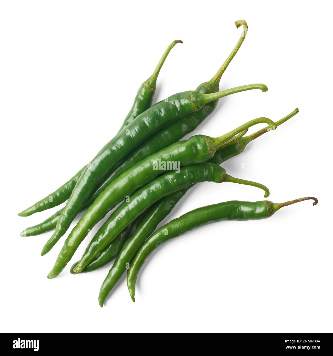 Ein Haufen grüner Chilischoten, isoliert auf weißem Hintergrund, gemeines Gemüse für seinen würzigen Geschmack, direkt von oben Stockfoto
