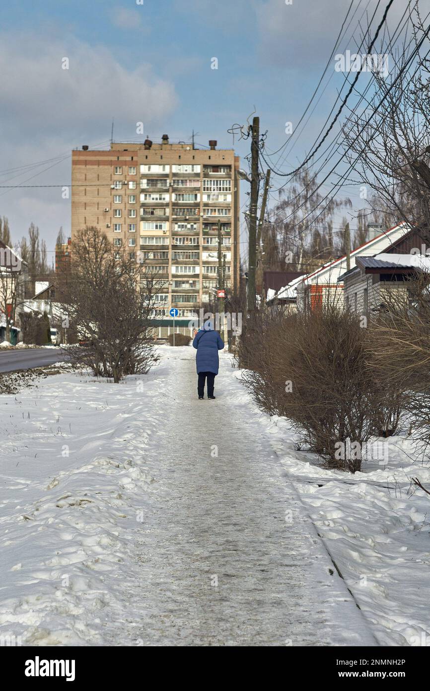 Voronesch, Russland. 16. Februar 2023. Einsame Frau im Privatsektor in